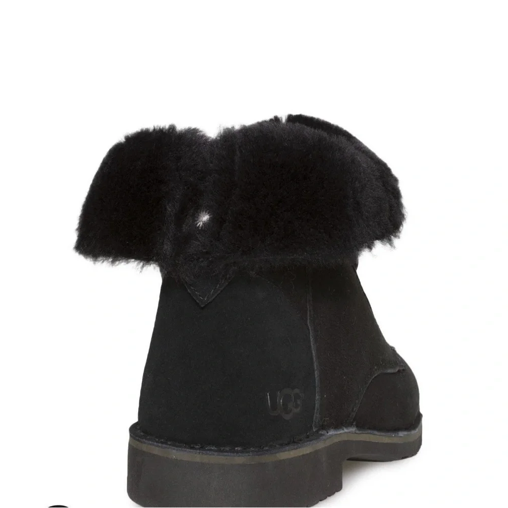 UGG size 9 Quincy Women's Black suede Winter ankle Boots